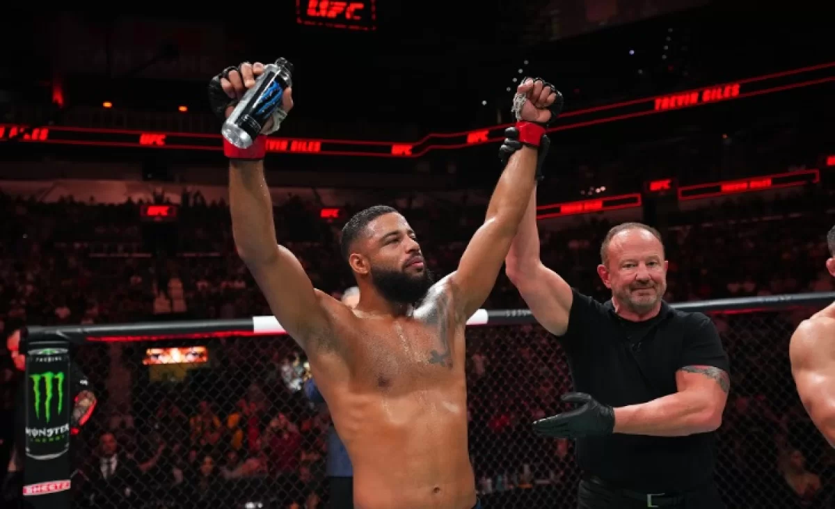 UFC төрт бірдей файтермен қош айтысты