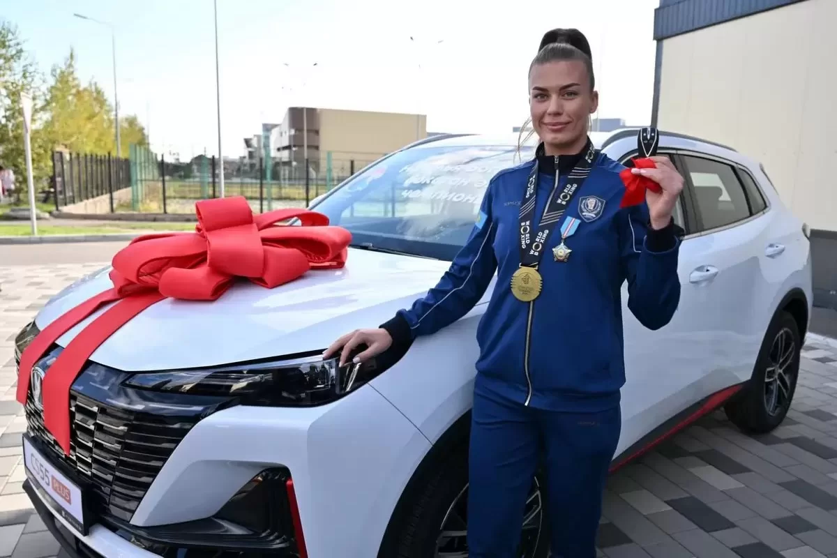 Солтүстік Қазақстан әкімдігі Наталья Богдановаға қымбат көлік сыйлады