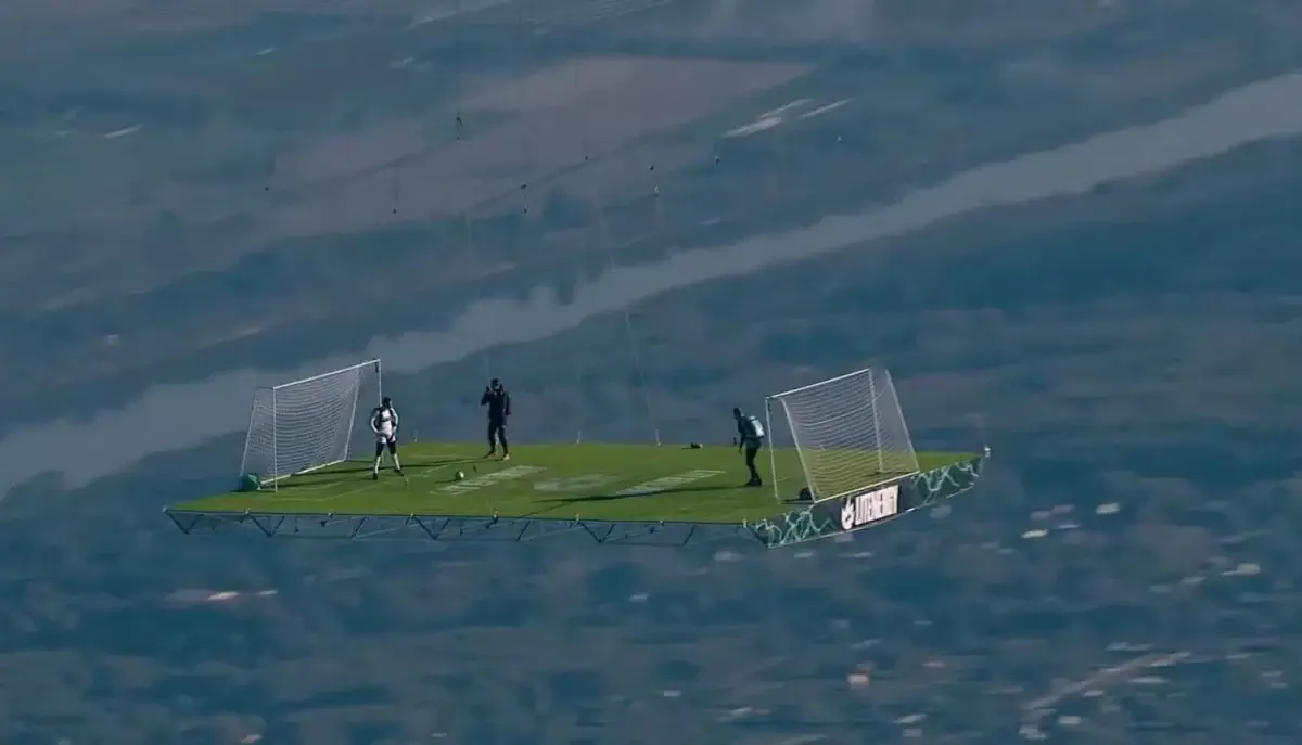 Аспанда футбол ойнаған танымал блогер әлемдік рекорд орнатты (ВИДЕО)