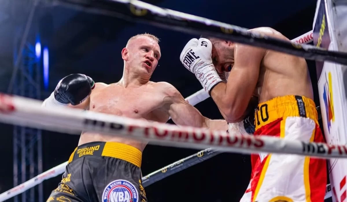 Үш нокдаунға созылған нокаут: Әлімханұлының салмағында WBA белбеуі сарапқа салынды