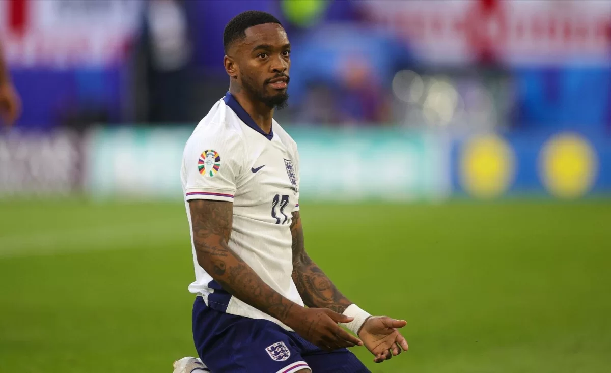 Англия құрамасының шабуылшысы жанкүйермен төбелесті