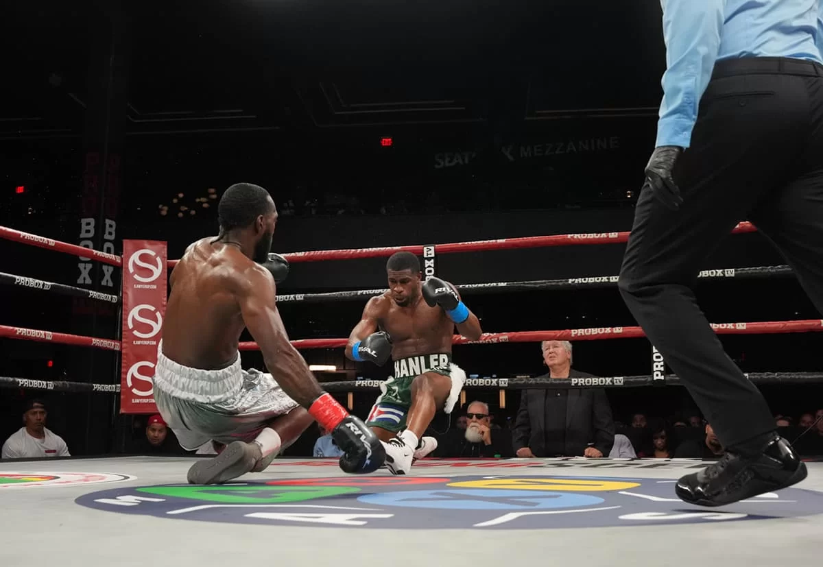 Қос боксшы бір мезетте нокдаунға түсті (ВИДЕО)