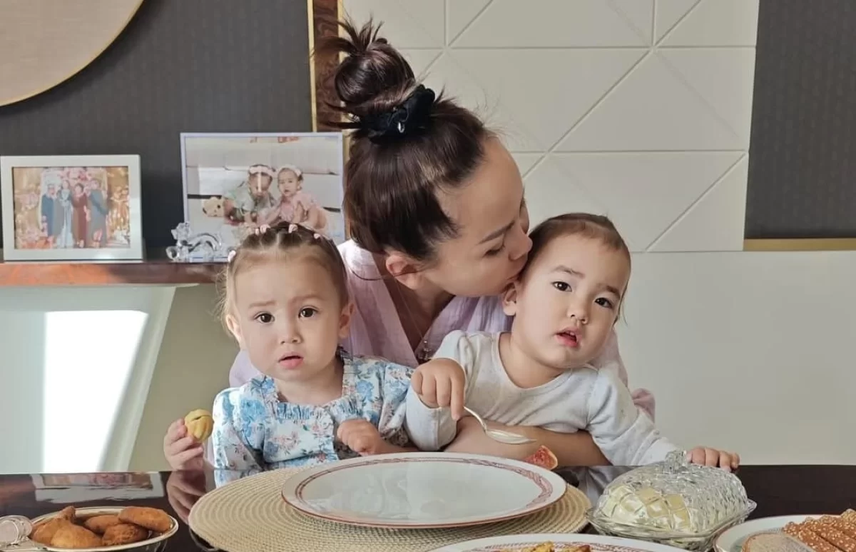 Баян Алагөзова кіші қыздарының жаңа фотосын жариялап, желіні елжіретті