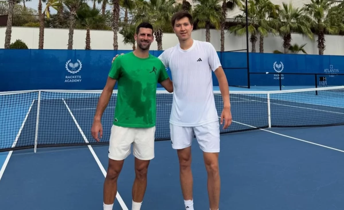 «Тіпті терлемеген»: қазақстандық теннисші Новак Джоковичпен бірге жаттықты