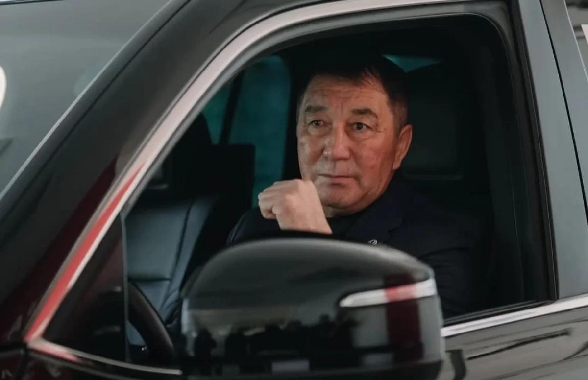 Кенеттен қызметінен кеткен Қайрат Сәтжановқа Land Cruiser сыйға берілді