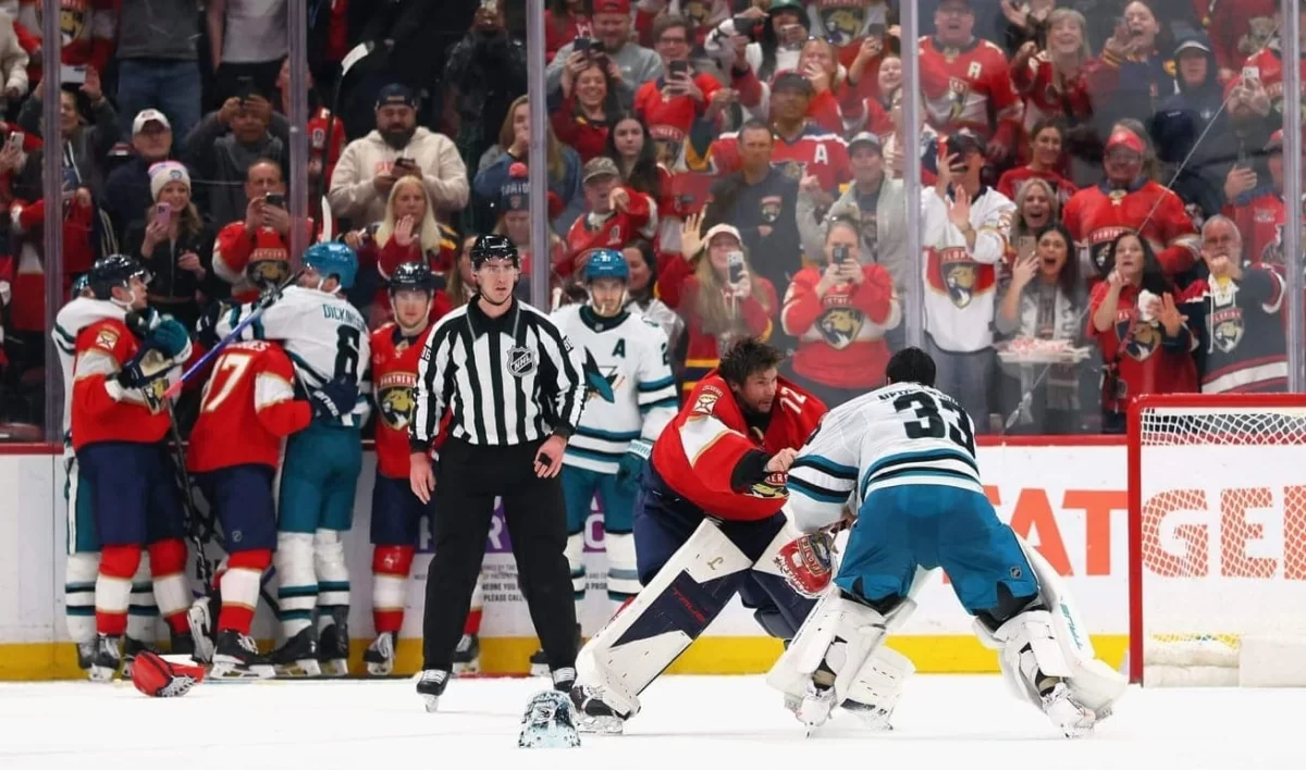 NHL-де қақпашылар төбелесі жанкүйерлерді таңғалдырды (ВИДЕО)