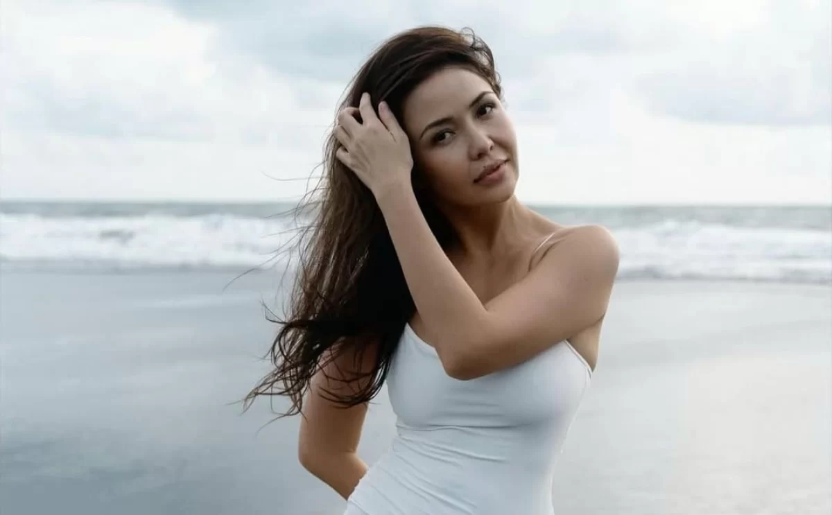 "Нәзіктік": Әсел Сәдуақасова мұхит жағасында әсерлі фотосессия жасады