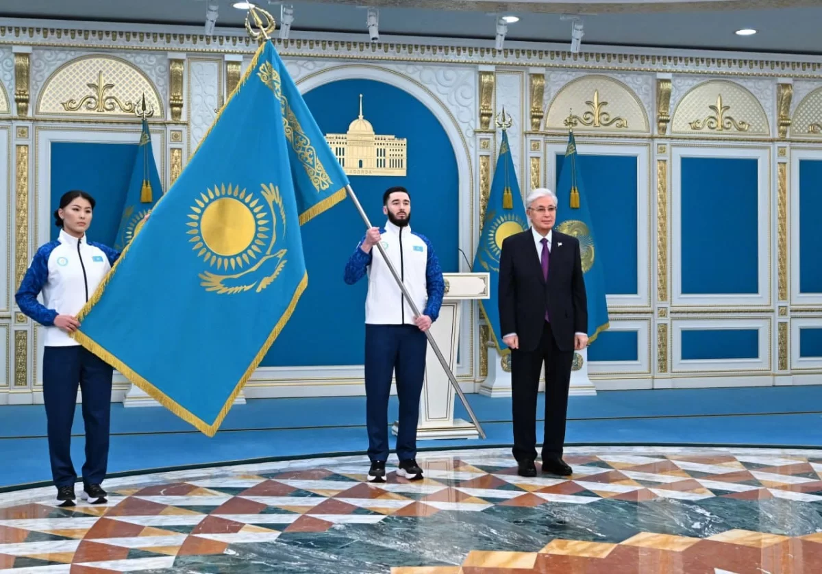 Президент ұлттық құрама мүшелеріне мемлекеттік туды тапсырды