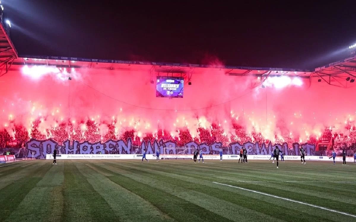 Бундеслигадағы матч кезінде 64 полицей жарақат алды