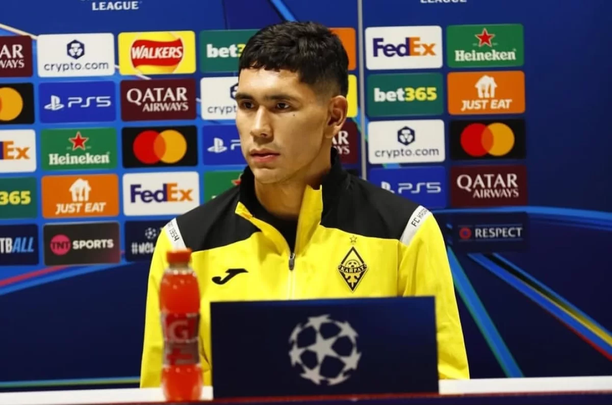 Темірлан Анарбеков "Арсенал" аңызымен бірге түскен суретін жариялады