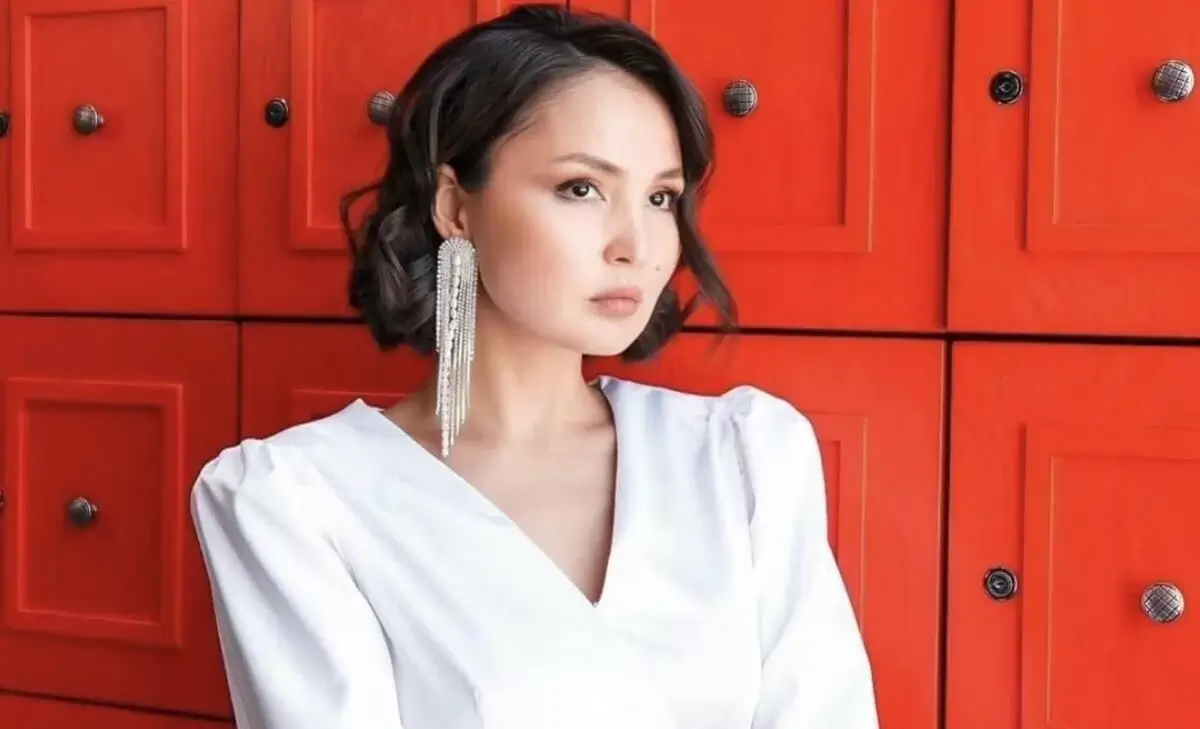 Жұлдыз Әбдукәрімова мектептегі суретін жариялап, сыныптастарын тапты