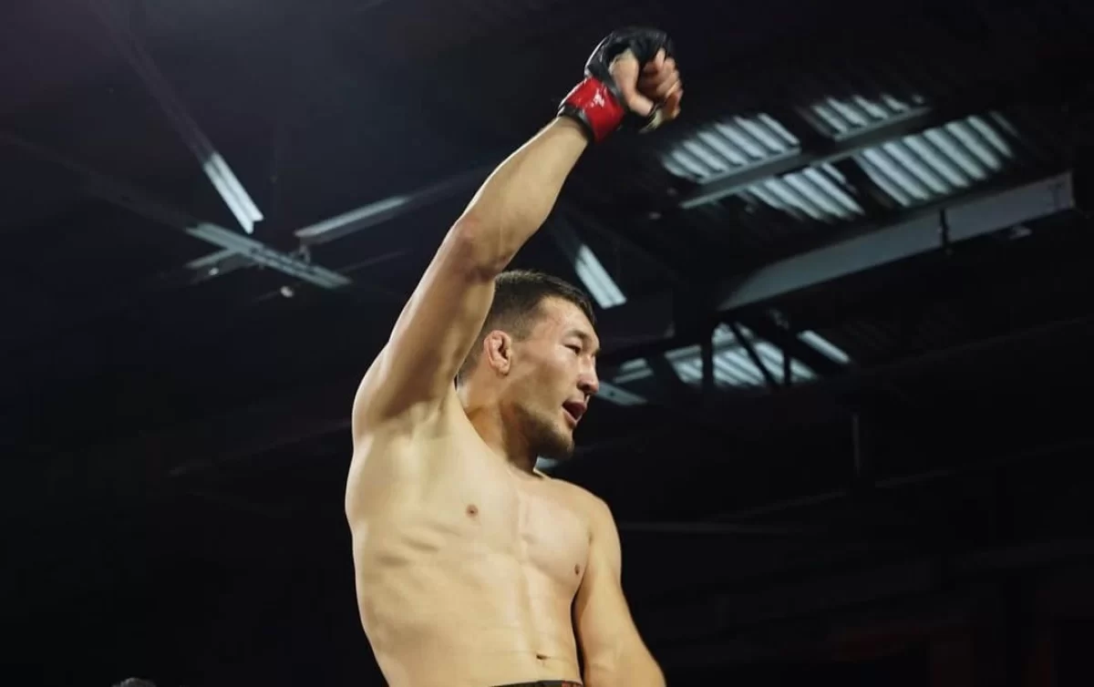 Жеңілмеген қазақстандық файтер ресейлікті техникалық нокаутпен тоқтатып, жаңа чемпион атанды (ВИДЕО)