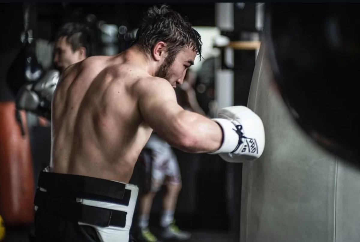 Рингтегі драма: Рай Сейітжанов қысым көрсетті, бірақ ресейлік чемпион бәрін бақылауда ұстады (ВИДЕО)