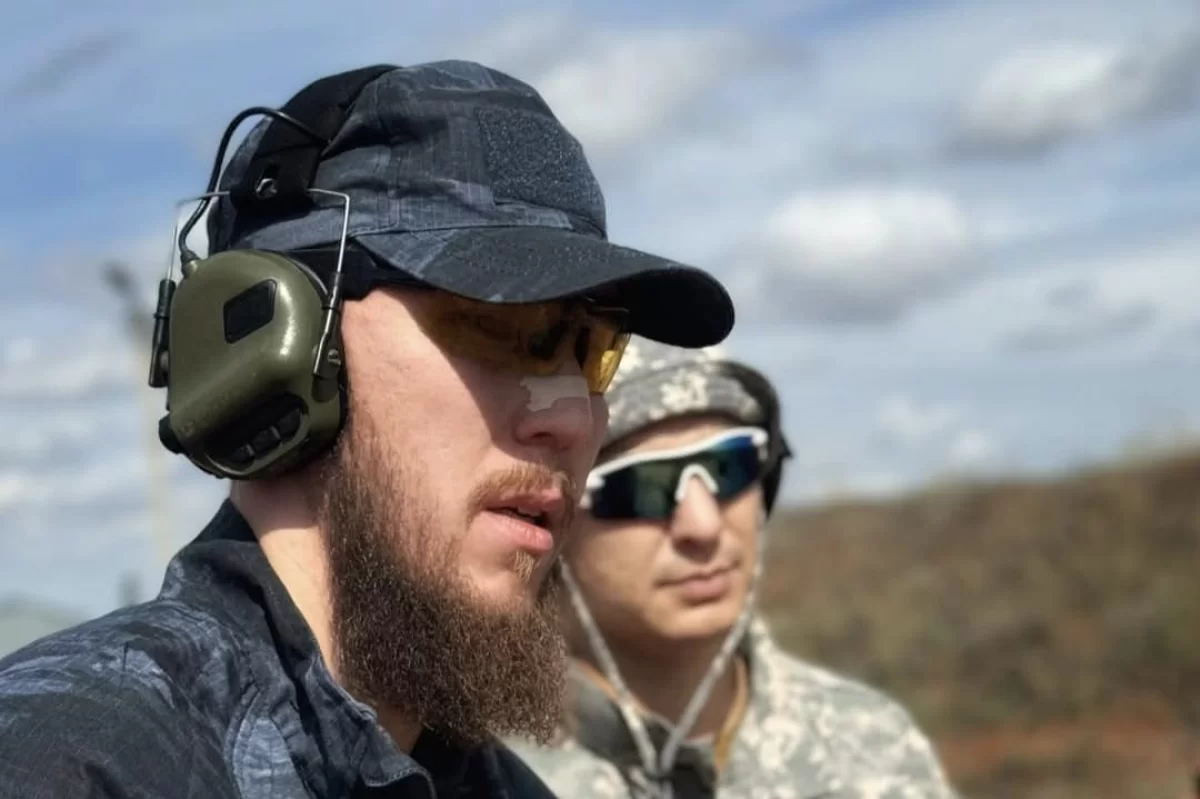 Айымбетов автоматпен оқ атқан видеосымен Еуропада талқыға түсті