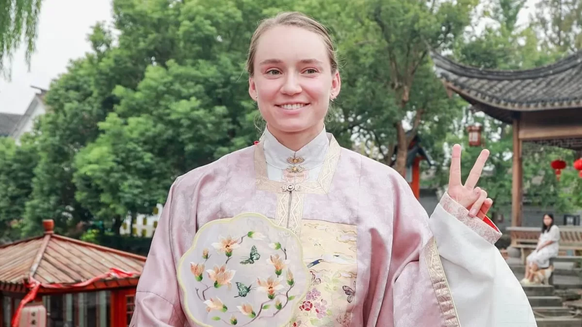 "Осылай қалдырайық". Елена Рыбакина қытайлық жанкүйерлерін қуантты (ВИДЕО)