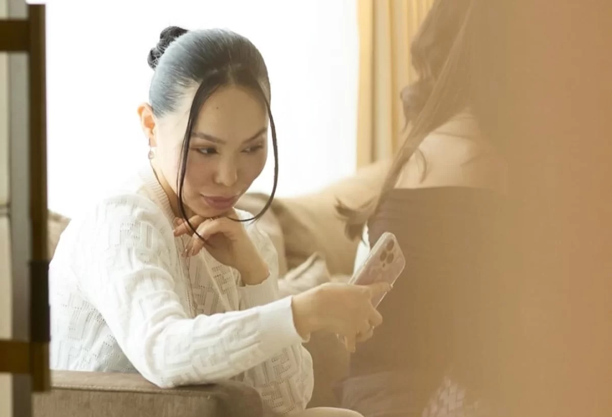 Олимпиада-2026: Қазақстан туын ұстаған спортшының жары хейтерлерге жауап берді