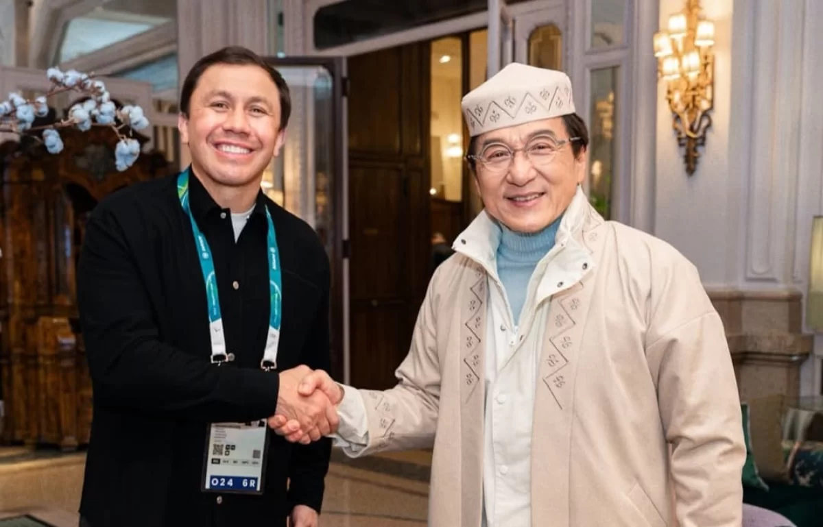 Головкин Джеки Чанға шапан жауып, тақия сыйлады