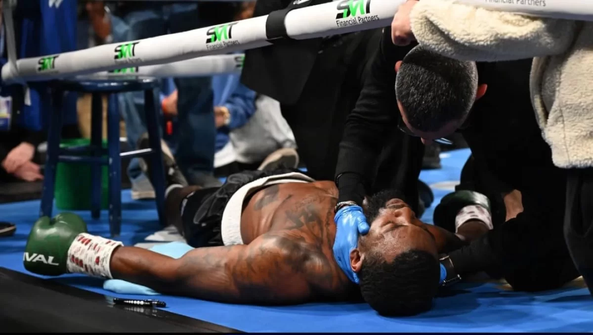 Естен танған боксшы жекпе-жекті жалғастыра алмады (ВИДЕО)