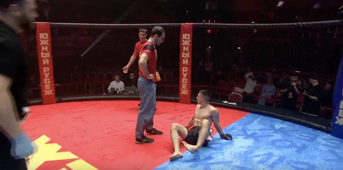 Артық қыламын деп... Файтер жоқ жерден аяғын сындырып алды (ВИДЕО)