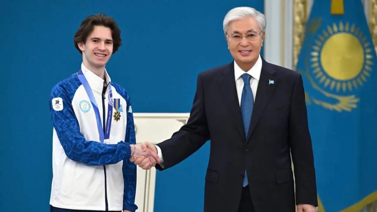 "Сүйікті Отаныма қызмет етемін". Шайдоров Тоқаевтың қолынан марапат алды