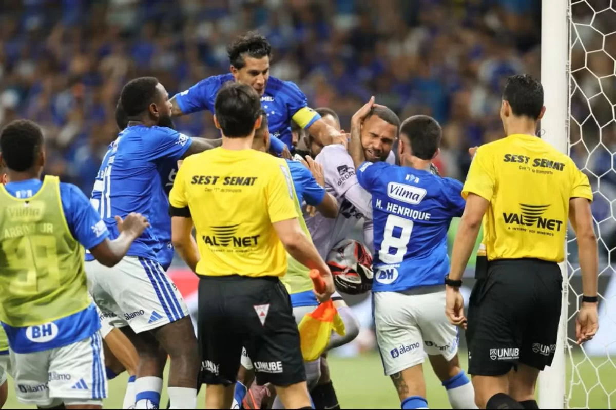 Футболшылар алаңда жаппай төбелес шығарды (ВИДЕО)