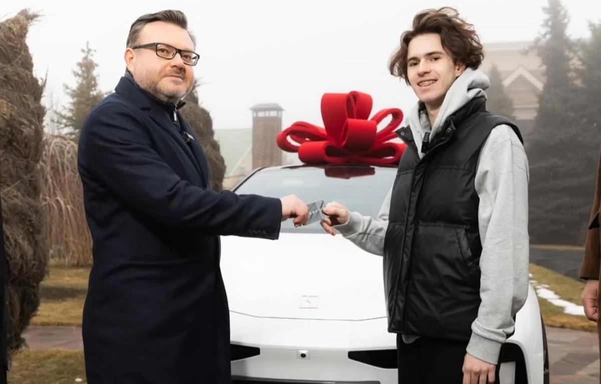 Михаил Шайдоровқа электромобиль табысталды (ВИДЕО)