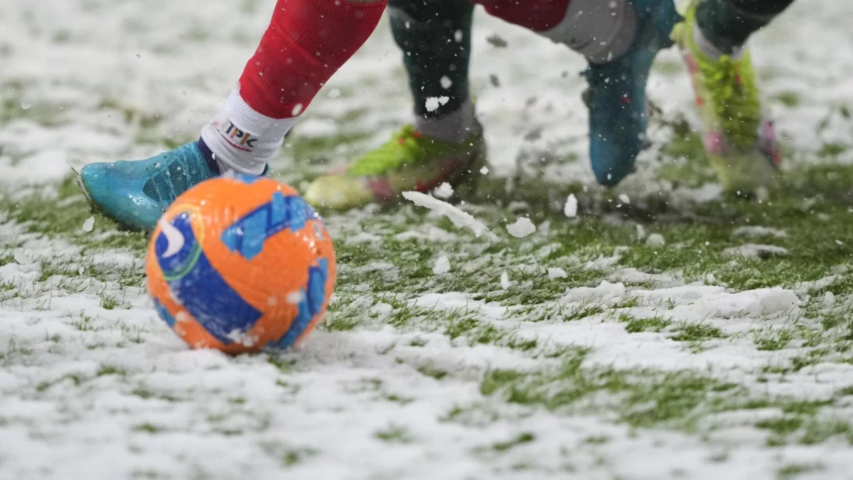 Қазақстанда қалың қардың кесірінен футбол матчы тоқтатылды (ВИДЕО)