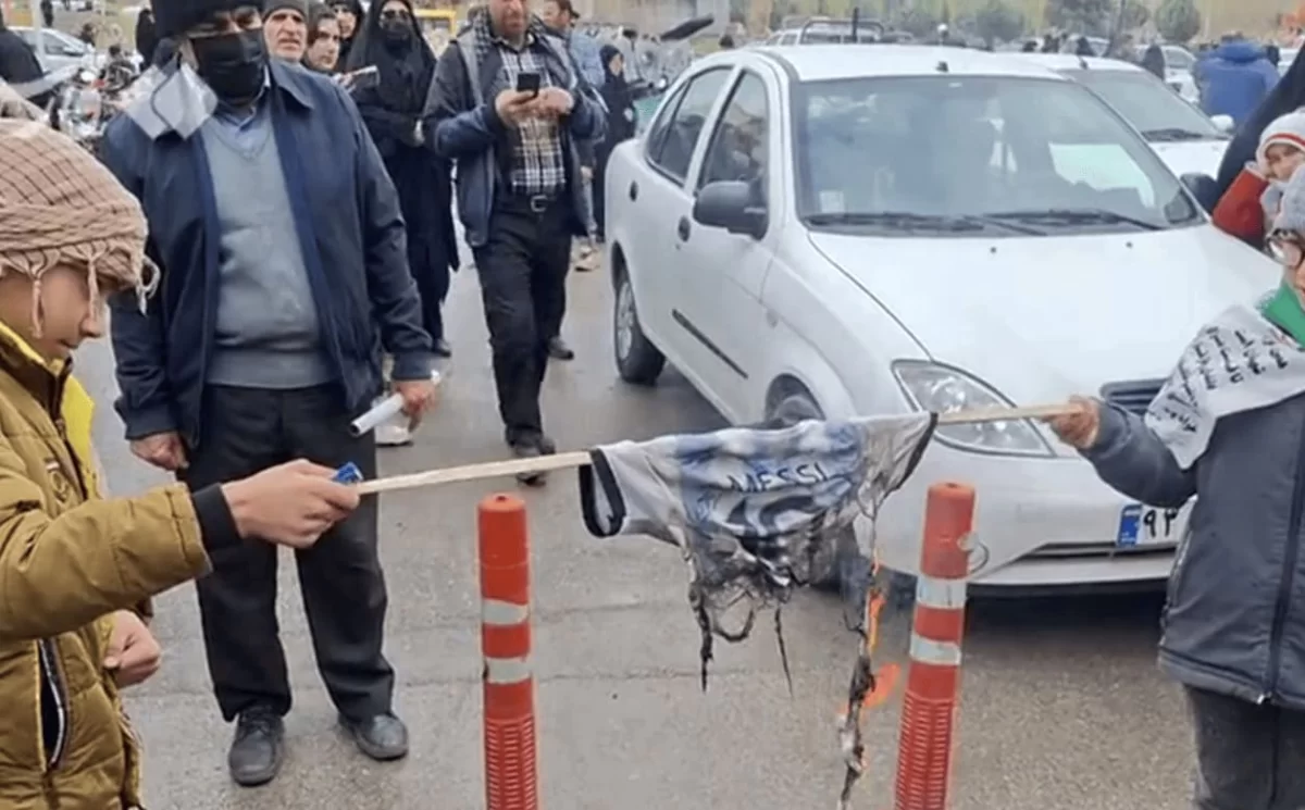 Ирандық балалар Лионель Мессидің жейдесін өртеп тастады (ВИДЕО)