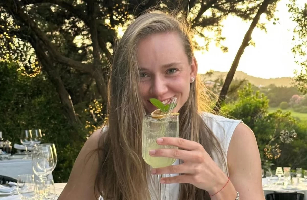 Елена Рыбакина Майами турниріне сәнді образбен келді