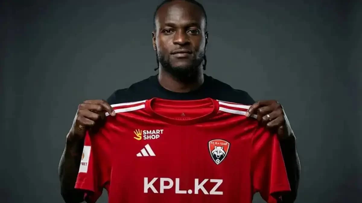 "Ксерокс жасап кетті". Виктор Мозестің тұрмыс қамымен жүрген сәті желіні жарды (ФОТО)