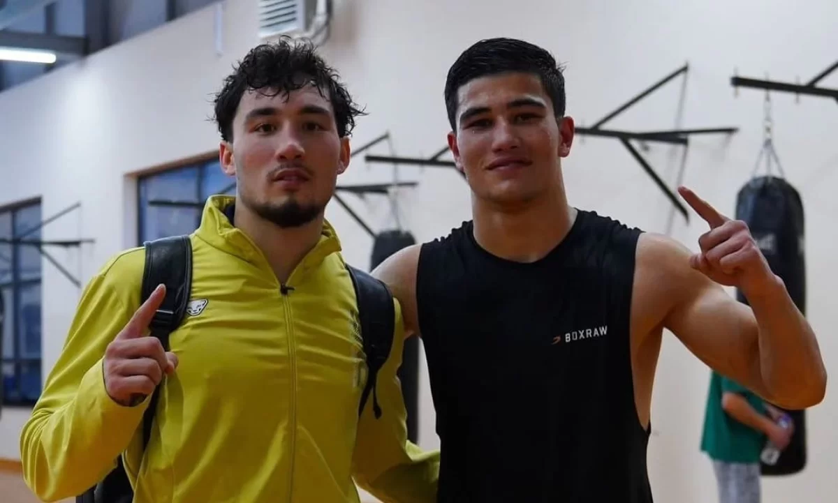 Өзбекстандық әлем чемпионы Сабырхандармен бірге жаттығып жатыр