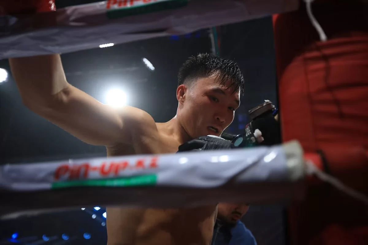 6-раундтағы ауыр нокаут: қазақ кәсіпқой боксшысының жекпе-жегі мерзімінен бұрын аяқталды (ВИДЕО)