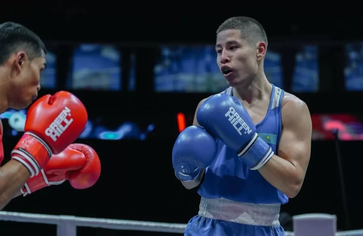 Қазақстандық әлем чемпионы өзбек боксшысын жеңді (ВИДЕО)