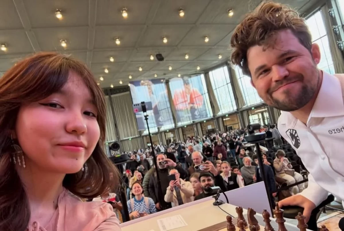 Қазақстандық шахматшы Карлсенмен селфиден кейін күміс жүлде иеленді