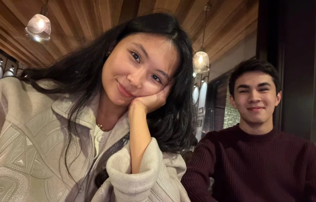 "Құда түсіп беремін". Синдаровтың анасы Асаубаевамен байланысты болашаққа пікір білдірді