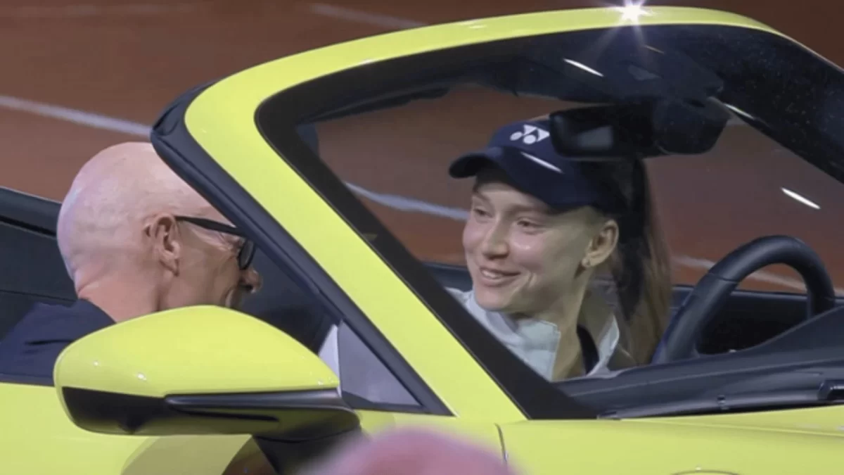 Елена Рыбакина Porsche көлігімен кортты айналып өтті (ВИДЕО)