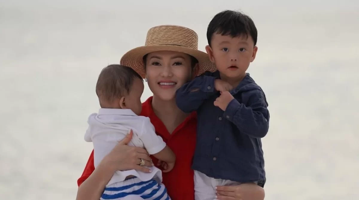 Ерке Есмахан ұзақ үзілістен кейін желіге оралып, отбасылық суреттерін жариялады