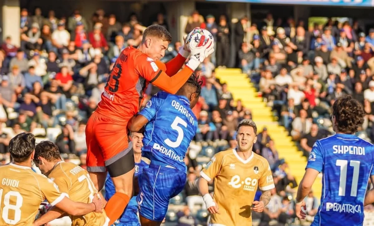 Италия чемпионатында қақпашы омыртқасын сындырып алды