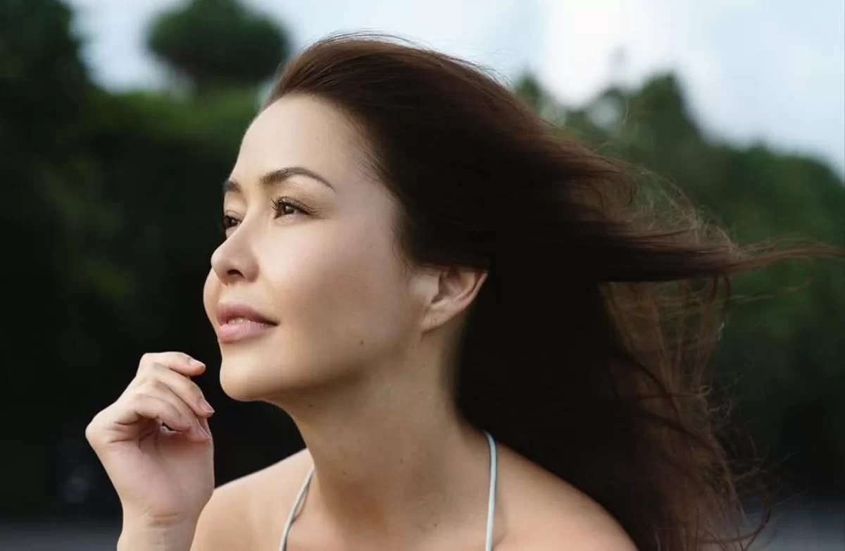 "Көпшілік армандайтын өмір": Әсел Сәдуақасова теңіз жағасында ерекше образымен көзге түсті