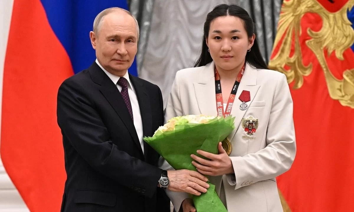 Путин қазақ боксшысын орденмен марапаттады