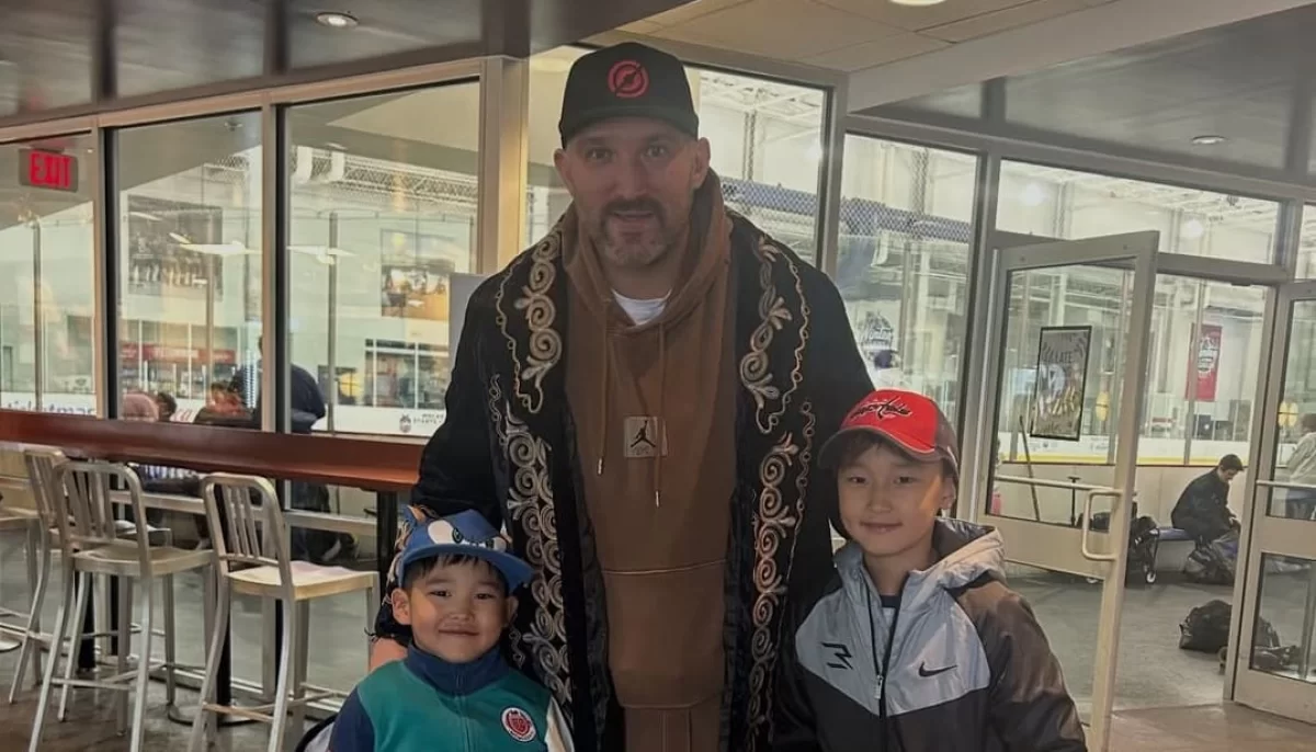 Александр Овечкин қазақтың ұлттық киімімен жанкүйерлерін таңғалдырды (ВИДЕО)