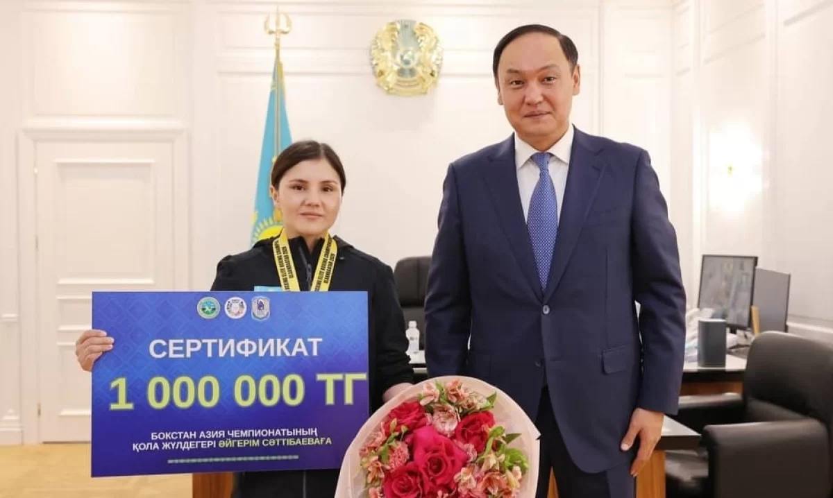 Бес баланың анасы Азия чемпионатындағы медалі үшін марапатталды