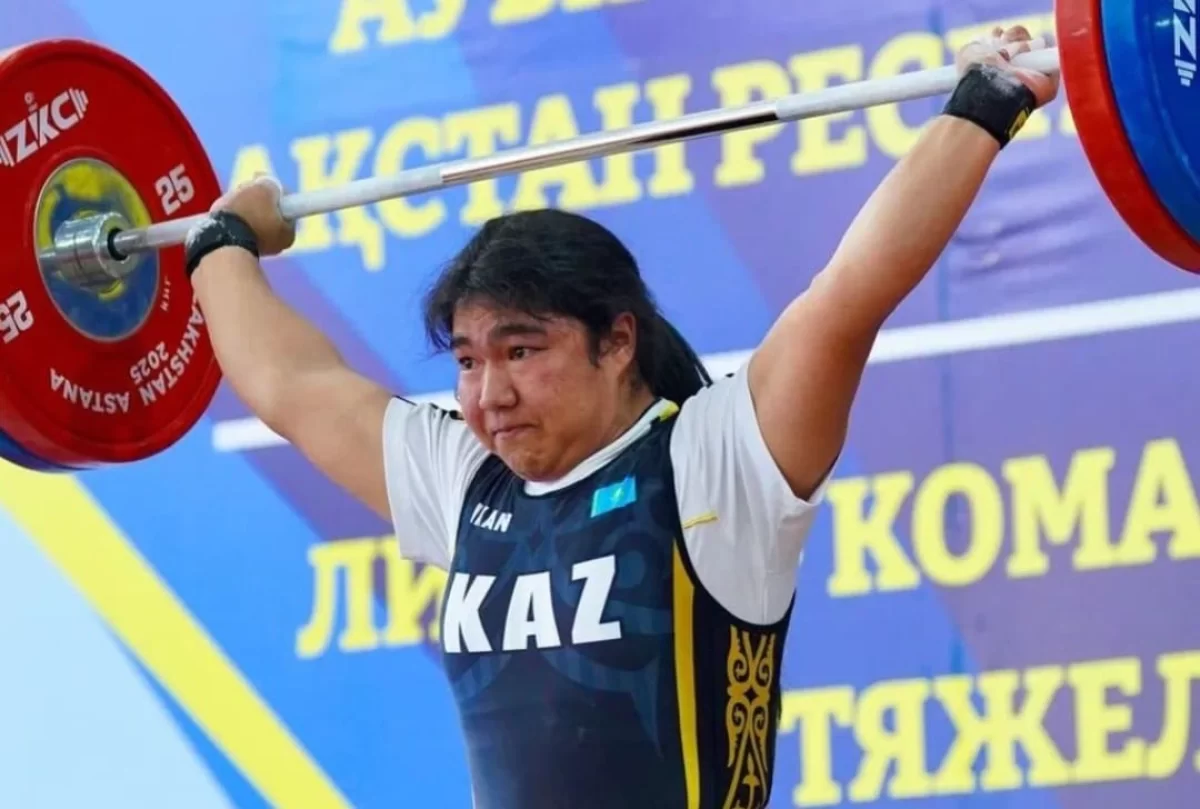 Ауыр атлет Айғаным Жанболат ел чемпионатында бес рекорд жаңартты