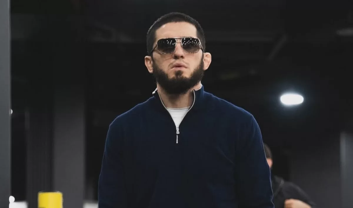 Ислам Махачев қымбат көлікте отырып, балаларға ақша үлестірді (ВИДЕО)