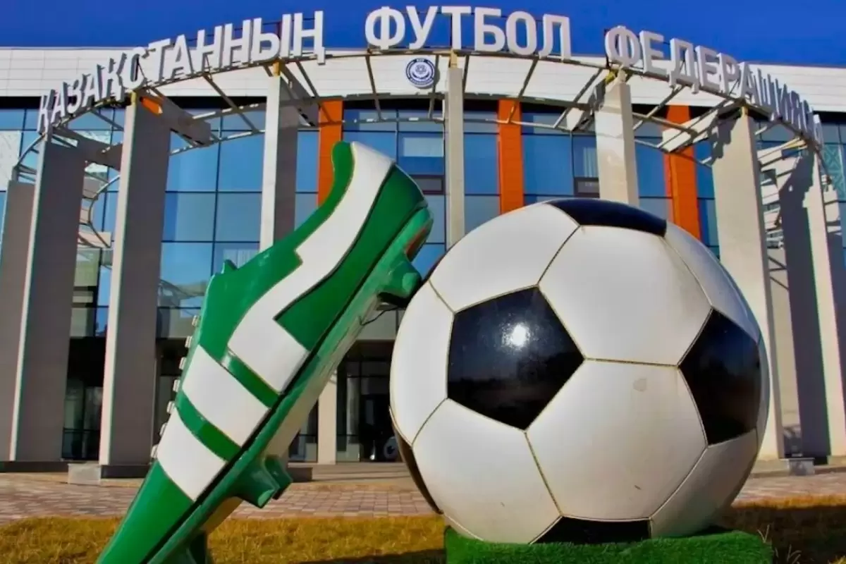 ҚФФ Футбол үйінде қақпа құлап, бала зардап шекті