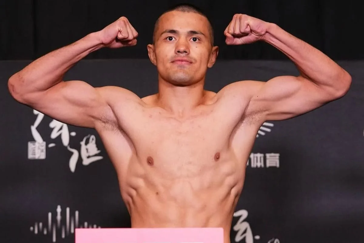 Қазақ файтері Road to UFC турнирінің басты айқасында қарсыласын тұншықтырды