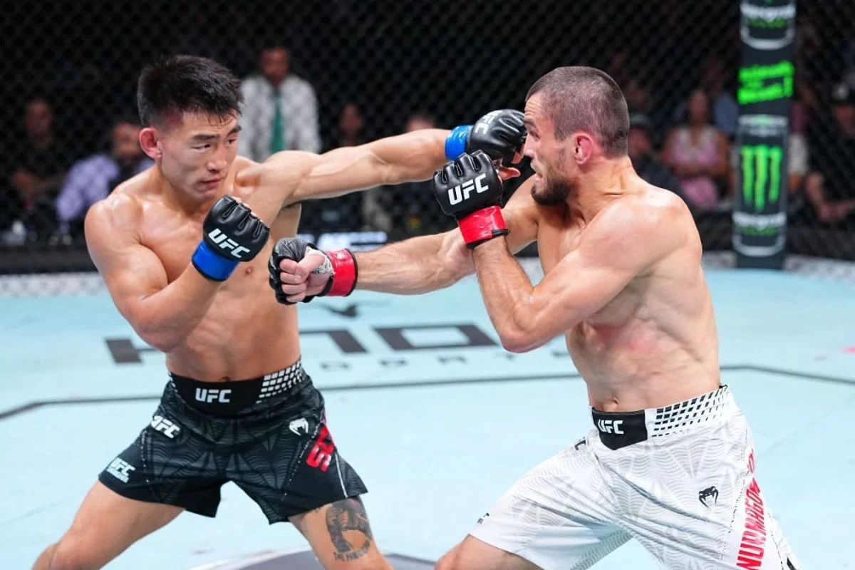Умар Нурмагомедов UFC турнирінің басты жекпе-жегінде сенсациялық нокаутқа түсті