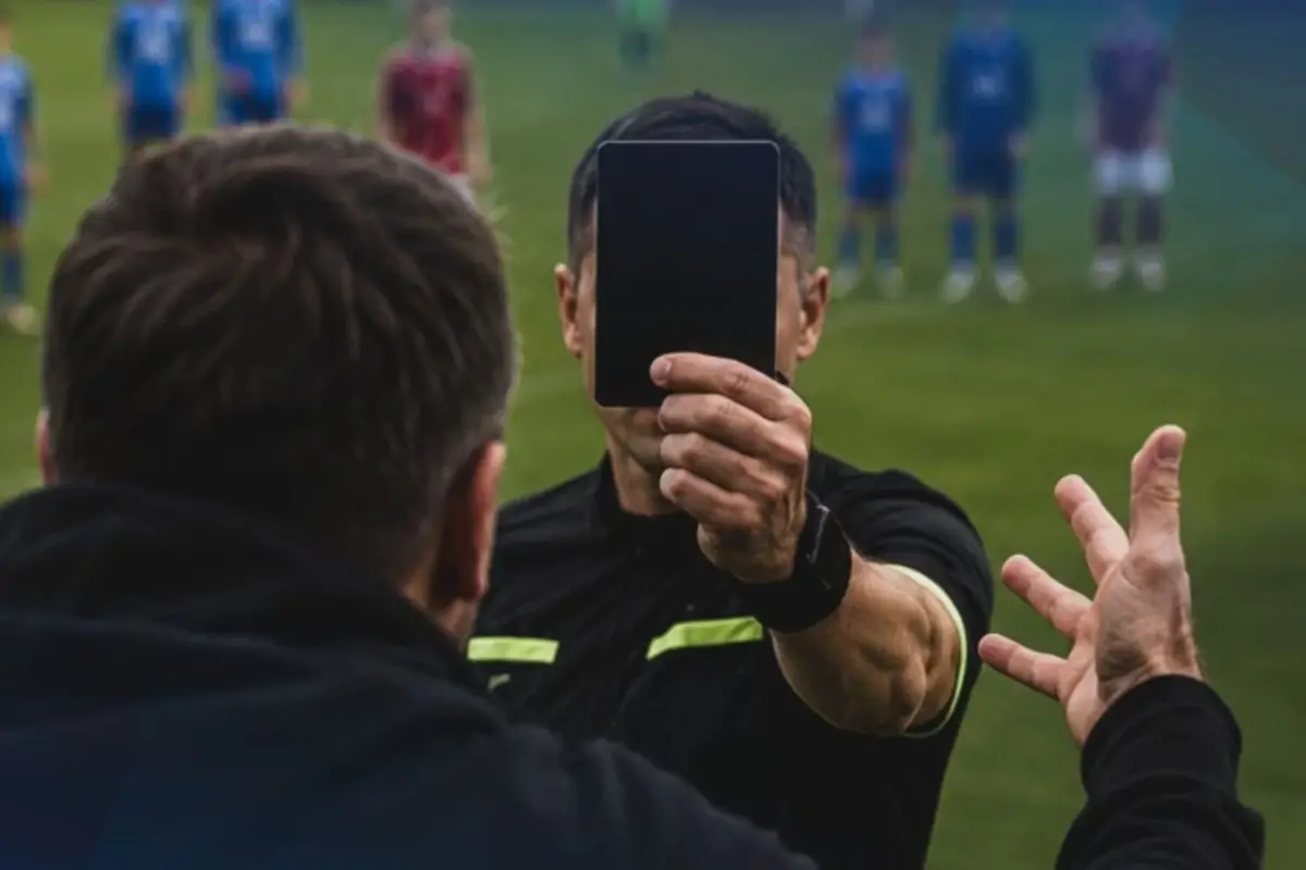 Румыния футболында қара қағаз пайда болды