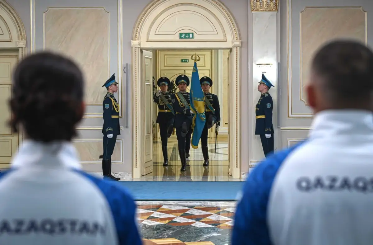 Президент ұлттық құрама мүшелеріне мемлекеттік туды тапсырды