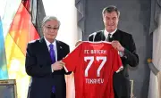 Тоқаевқа Мюнхенде "Бавария" жейдесі сыйға тартылды